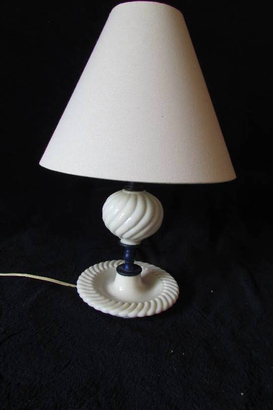 lot 138 image: Lamp