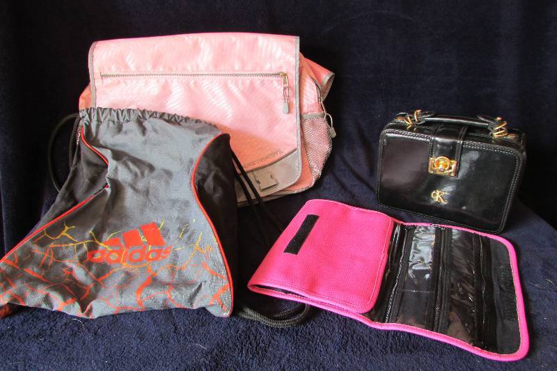 lot 139 image: Lot of Assorted bags