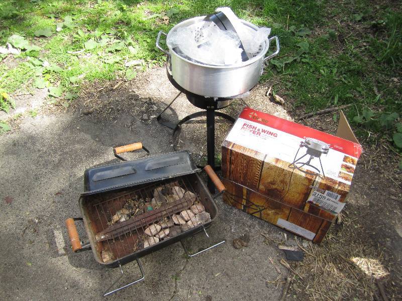 lot 103 image: New fish and wing fryer with a port...