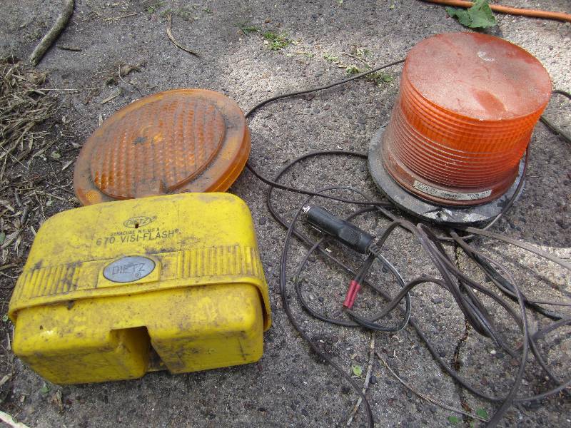 lot 107 image: Car powered flashing light and Visi...