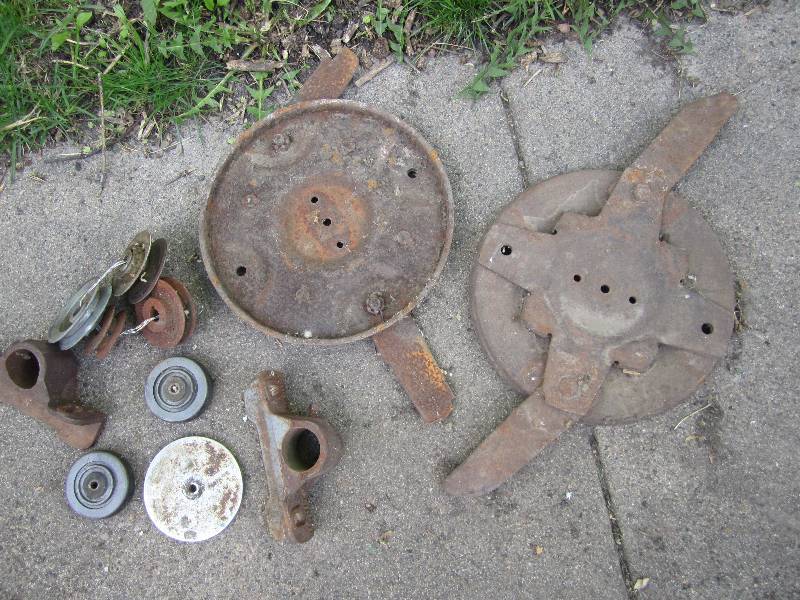 lot 115 image: Lot of pulleys, post supports and v...