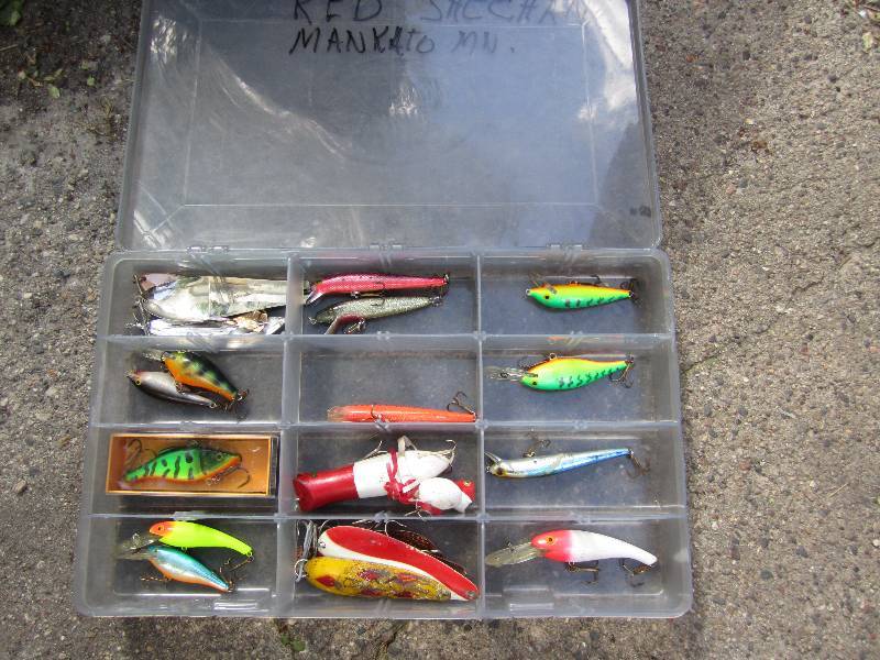 lot 125 image: Bass Pro Shops box with assorted ta...
