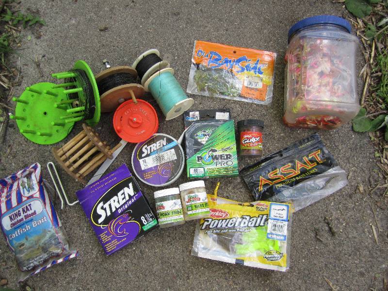 lot 130 image: Lot of fishing line, rattle reels a...