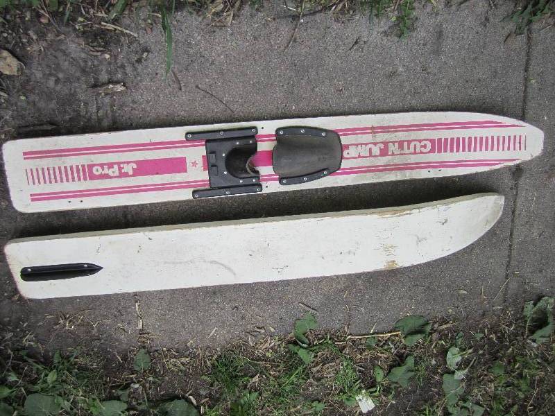 lot 149 image: Cutn Jump Jr. Pro water skiis...