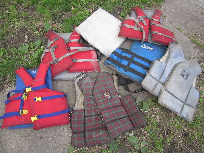 lot 152 image: Lot of life vest and cushion...