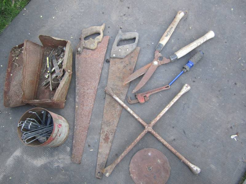 lot 171 image: Lot of assorted tools, saws, vintag...