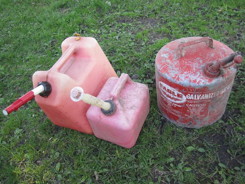 lot 172 image: 3 gas cans...