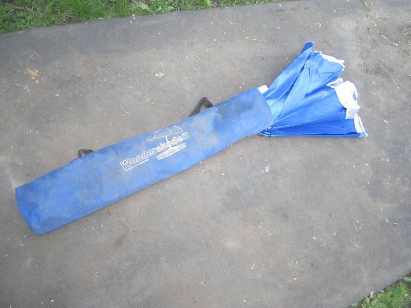 lot 192 image: Wondershade  umbrella with stand...
