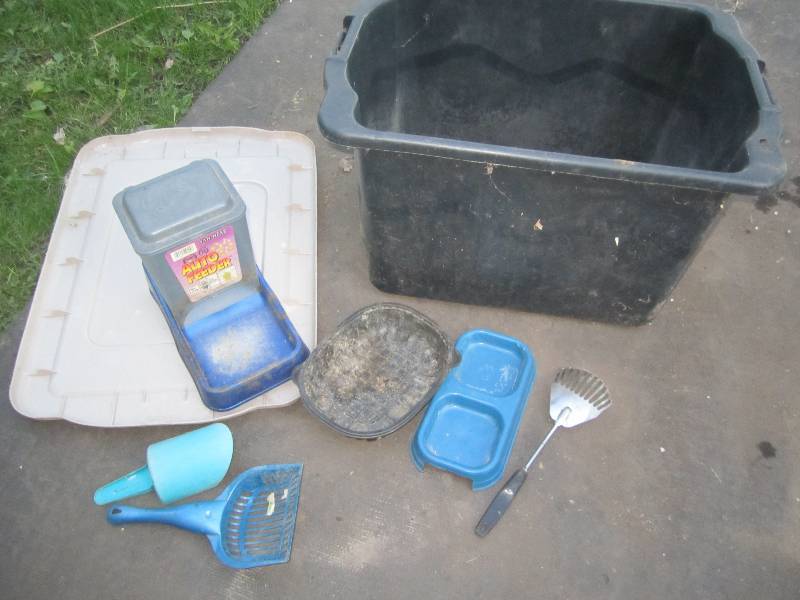 lot 197 image: Plastic tote of cat supplies...