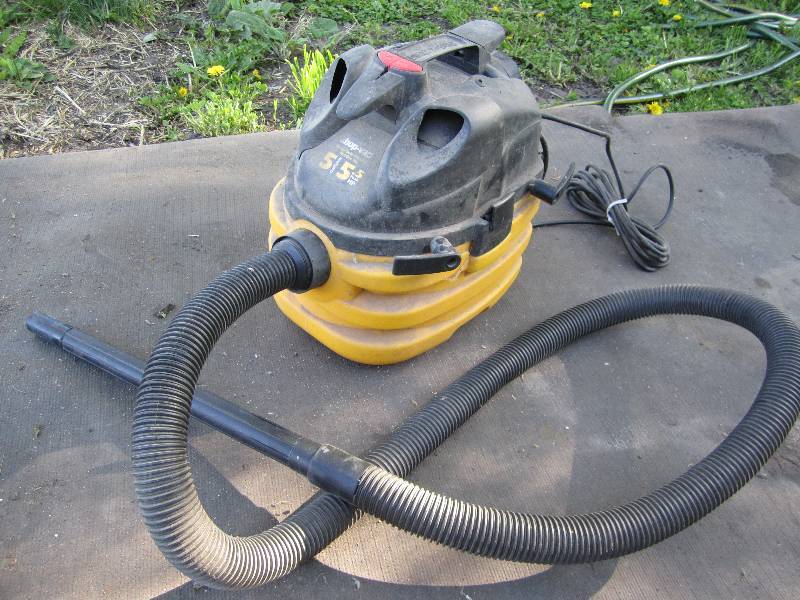 lot 210 image: 5 Gallon shop vac...