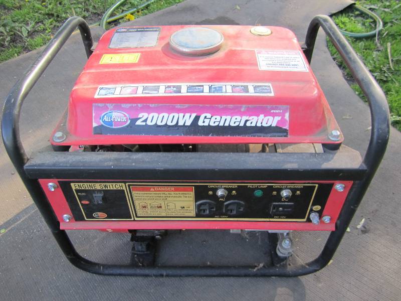 lot 213 image: 2000 Watt generator...