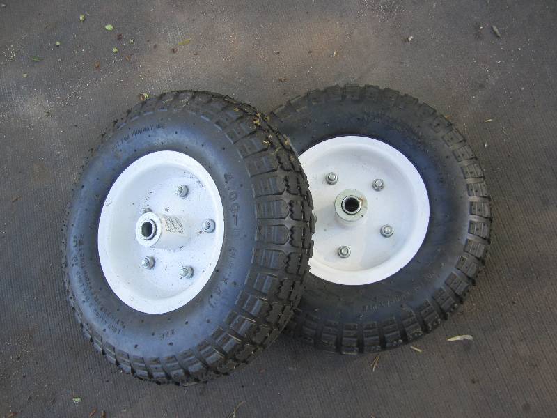 lot 216 image: 2 New small tires...