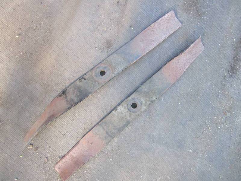 lot 222 image: 2 Lawn mower blades  21.5 inches lo...