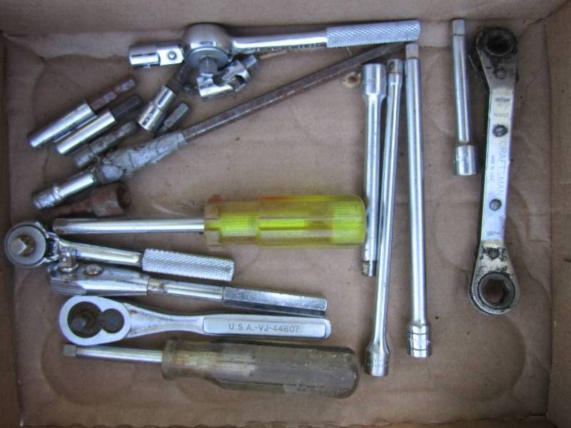 lot 233 image: Lot of 18 drive rachets and exten...