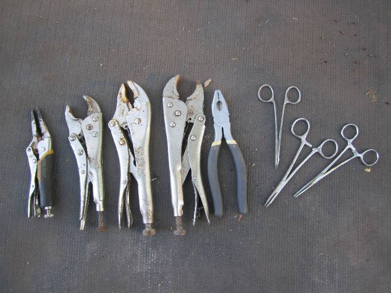 lot 252 image: Lot of locking pliers, grippers, et...