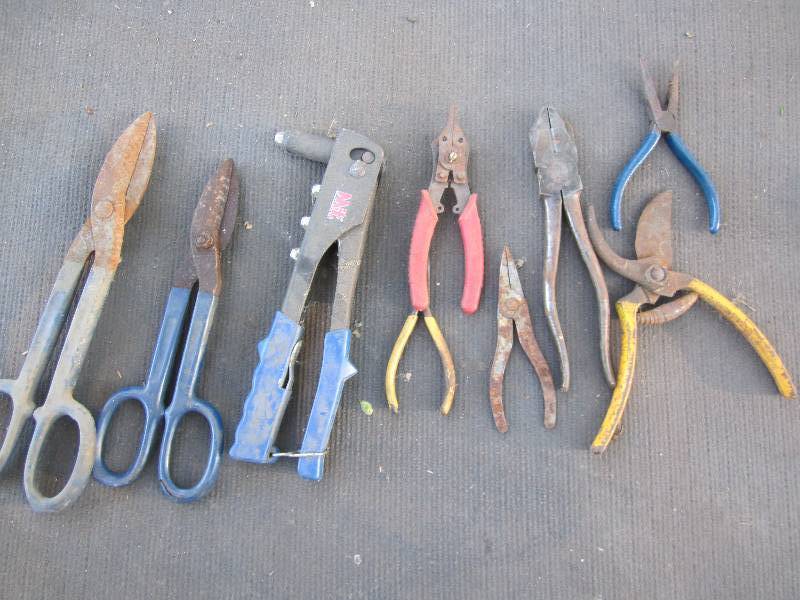 lot 256 image: Lot of clippers, Rivet tool, etc...