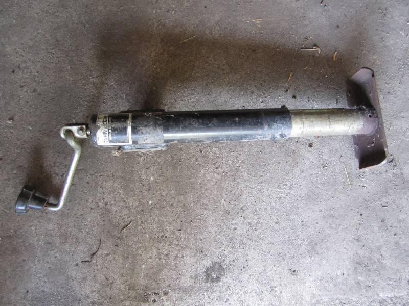 lot 291 image: John Deere 5000 lb crank lift...