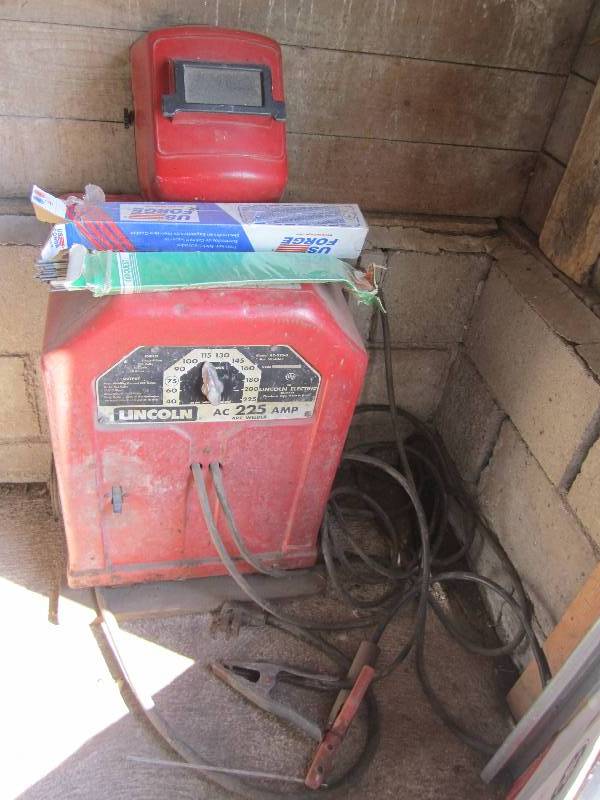 lot 301 image: Lincoln 225 amp welder with rods an...