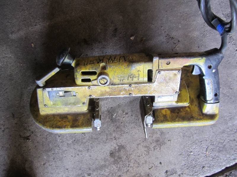 lot 320 image: Electric saw, tested to plug in and...