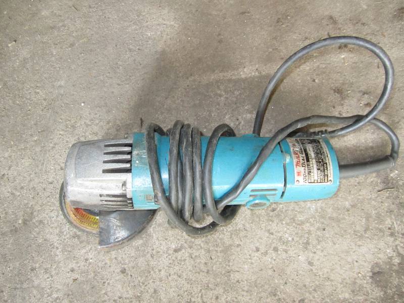 lot 324 image: Makita grinder...