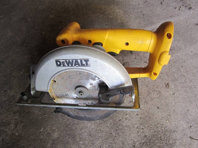 lot 325 image: Dewalt battery operated saw, no bat...