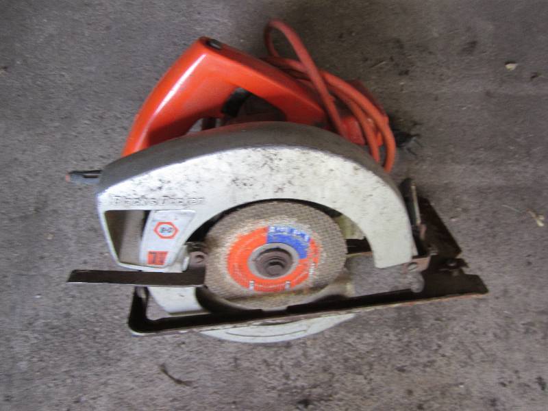 lot 326 image: Black & Decker circular saw...