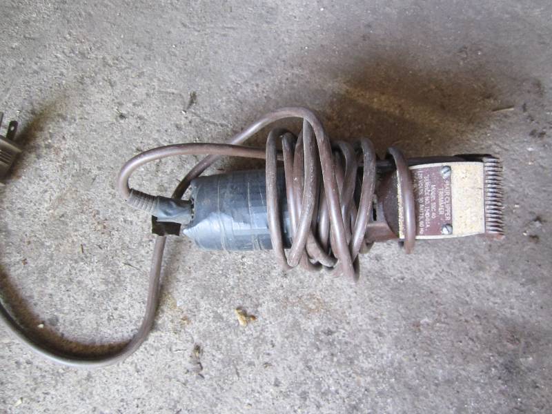 lot 330 image: Oster clipper, trimmer...