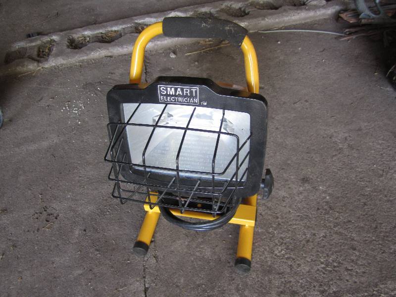 lot 335 image: Smart Electrician portable light...