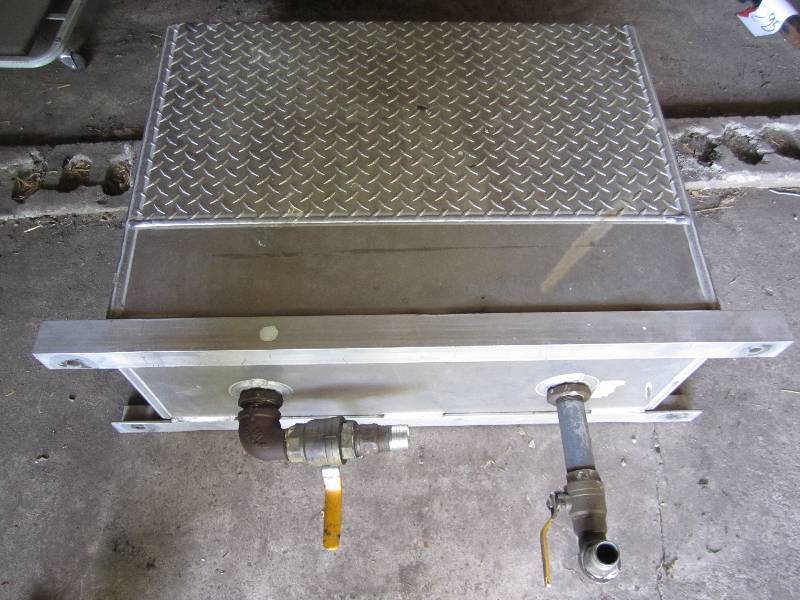 lot 347 image: Mountable farm tank, 26 x 34 x 14 i...