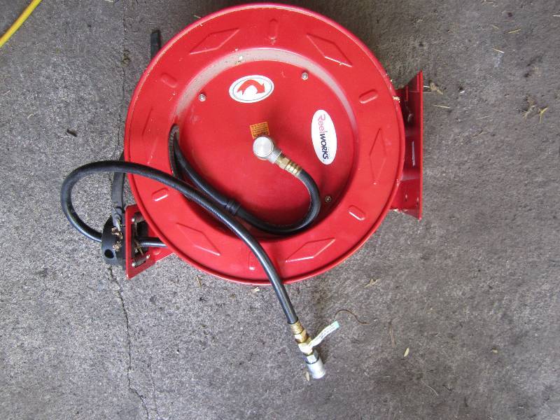 lot 354 image: Almost new retractible air hose...