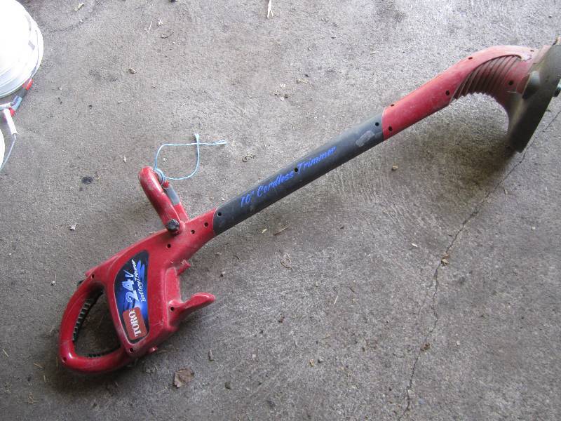 lot 362 image: Toro 10 trimmer, no battery charge...