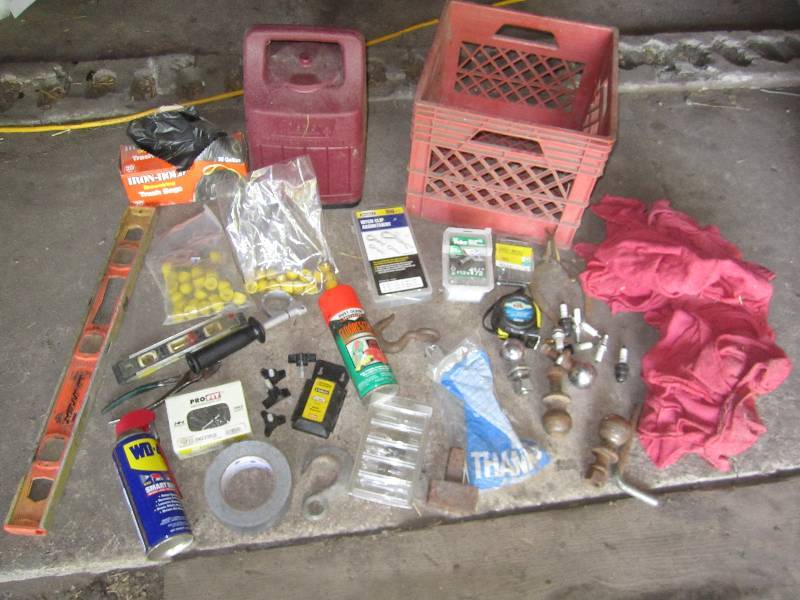 lot 365 image: Lot of tools, hardware, trailer bal...