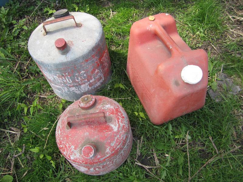 lot 374 image: 3 gas cans...