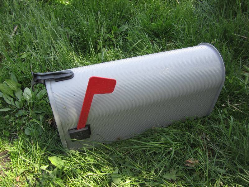 lot 386 image: Mail box...