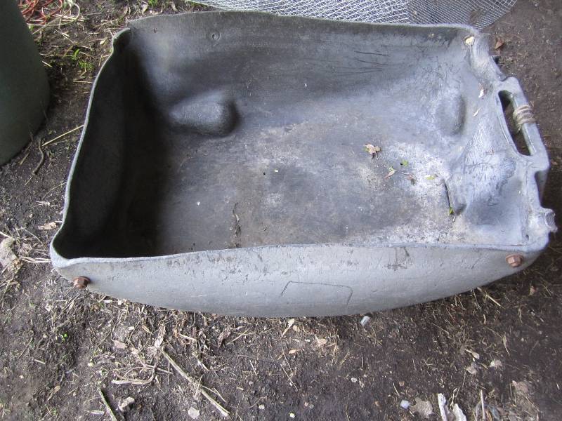 lot 399 image: Plastic feeder, 32 x 22...