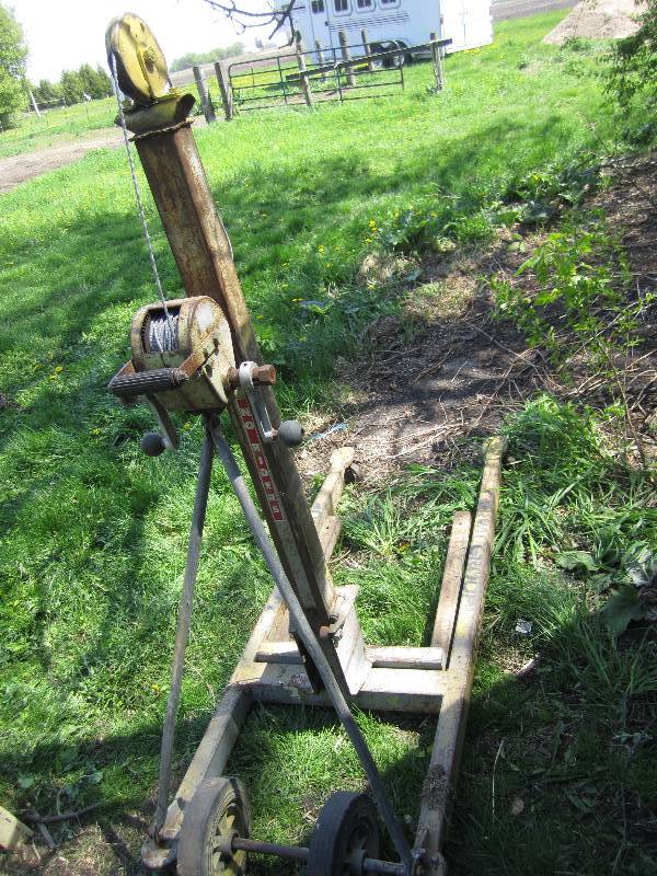 lot 402 image: Winch lift on wheels, heavy cable...