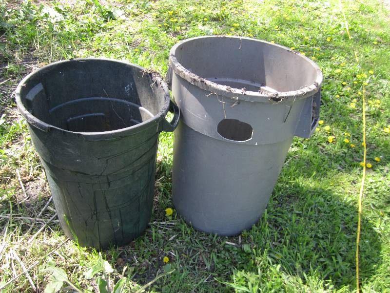 lot 404 image: 2 plastic trash cans...