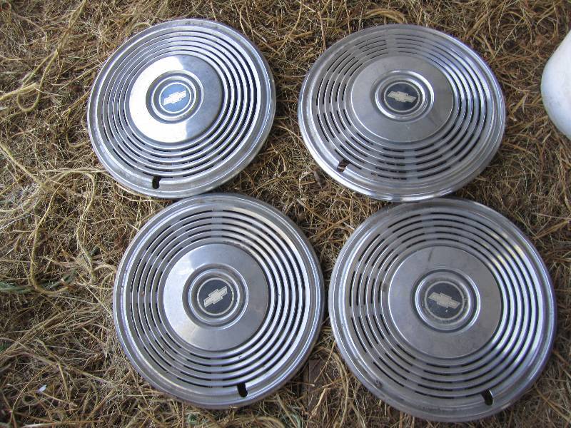 lot 426 image: 4 Chevy hubcaps...