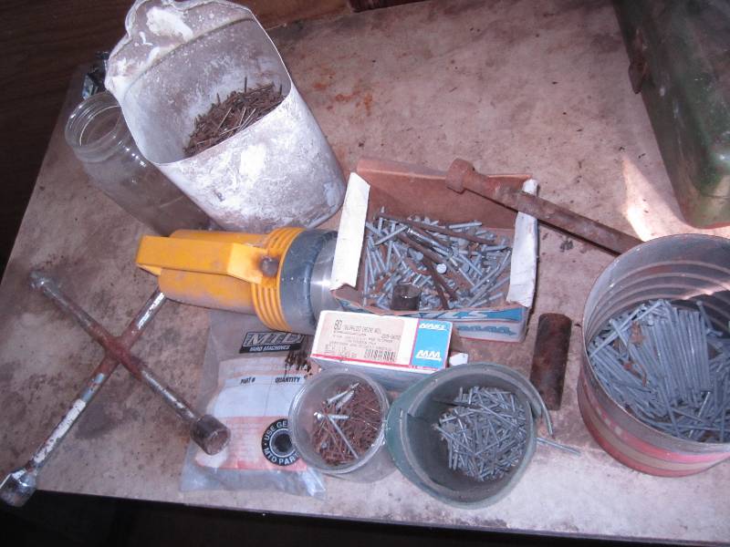 lot 432 image: Lot of nails and hardware...