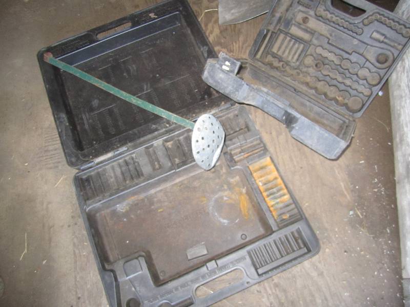 lot 437 image: Socket organizers and a scoop...