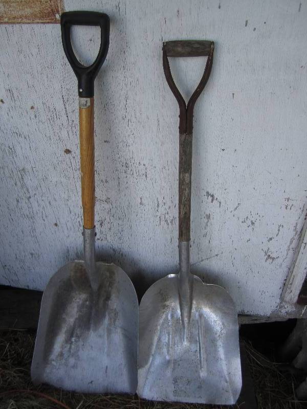 lot 438 image: 2 Metal shovels...