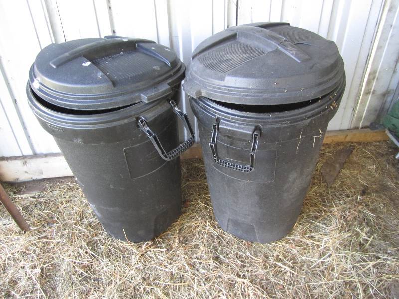 lot 444 image: 2 Clean trash cans with lids...