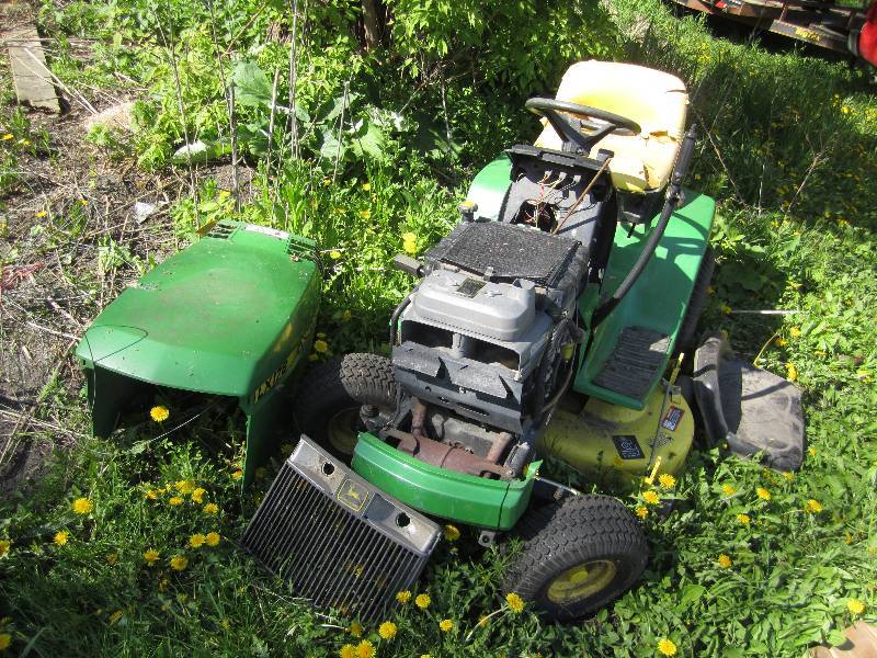 lot 445 image: John Deere riding lawn mower for pa...
