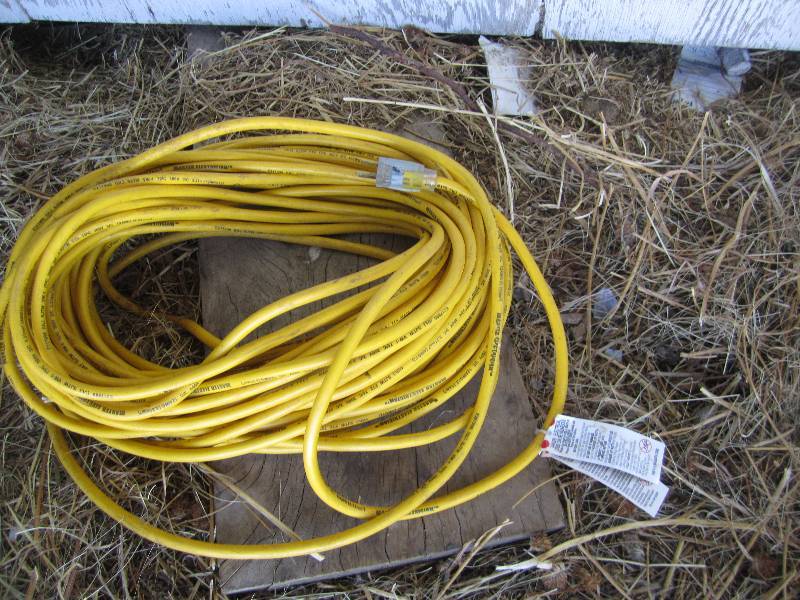 lot 453 image: Yellow heavy weight extension cord...