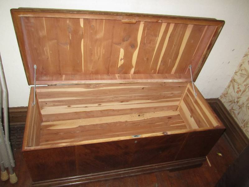 lot 15 image: Nice cedar chest...