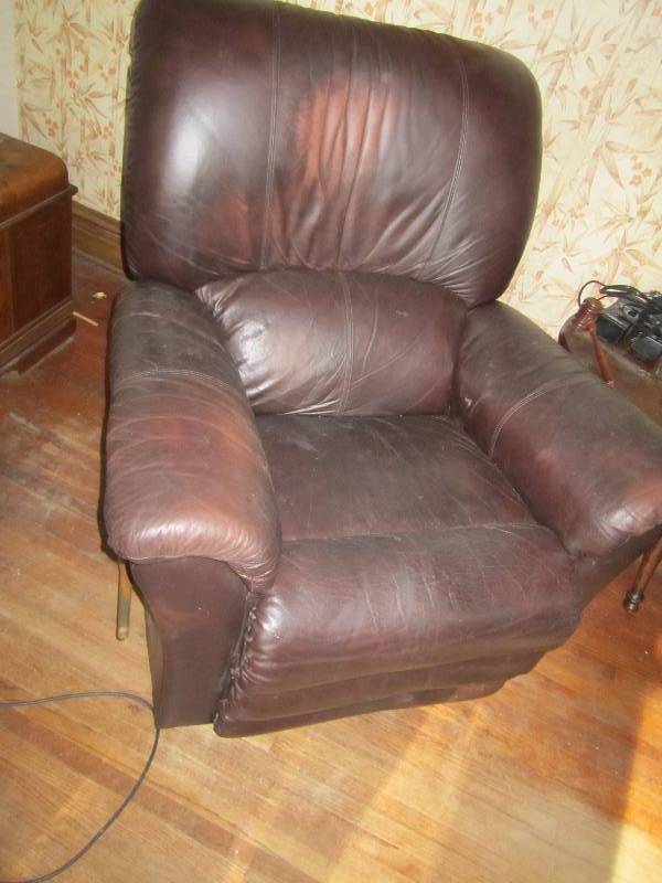 lot 27 image: Lazy Boy recliner...