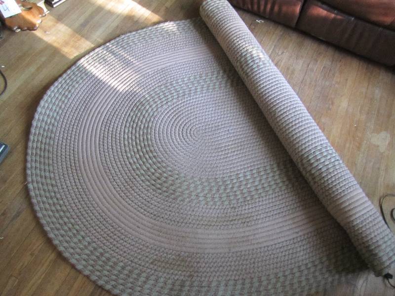 lot 50 image: Oval area rug, 5.5 feet wide...
