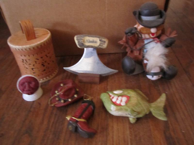 lot 68 image: Assorted Dcor...