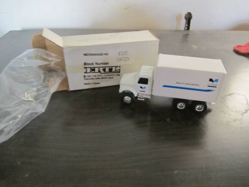 lot 73 image: Ertl Canteen truck in box...