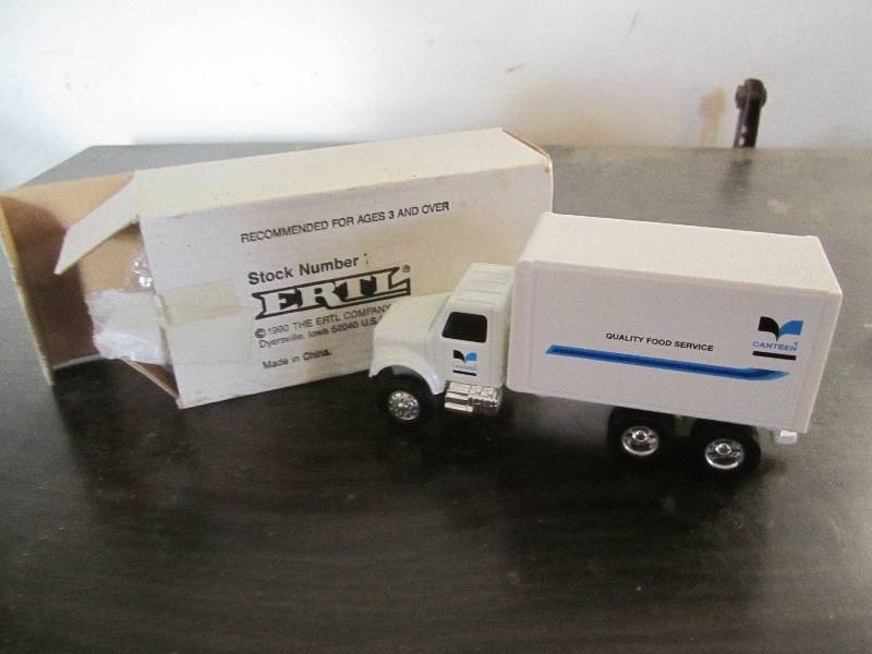 lot 75 image: Ertl Canteen truck in box...
